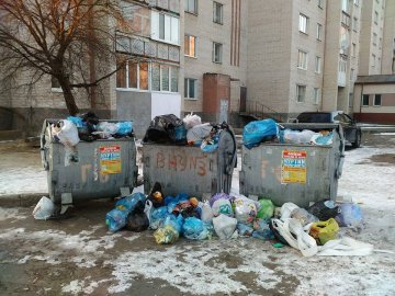 Неприємний ранок у Луцьку: купи невивезеного сміття. ФОТО