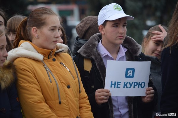 У Луцьку студенти вийшли на марш проти куріння. ФОТО 