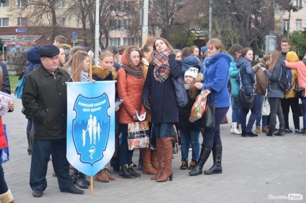 У Луцьку студенти вийшли на марш проти куріння. ФОТО 