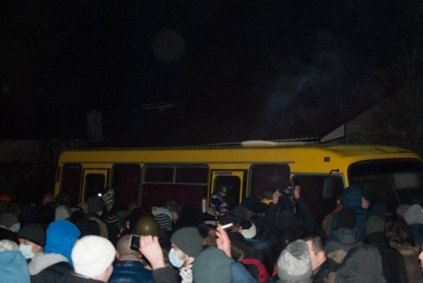 Фото нічного бунту в Луцьку