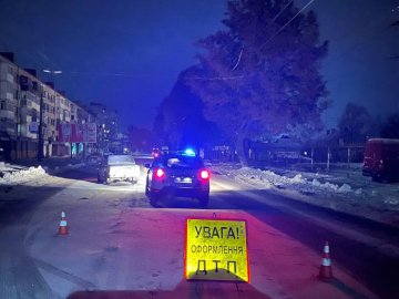 На Львівській у Луцьку ВАЗ збив дівчину. ФОТО