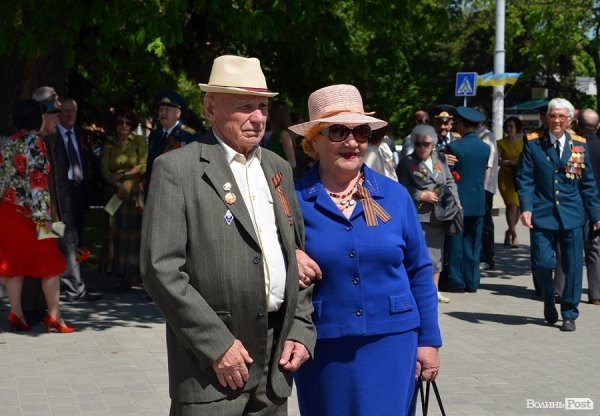Луцьк напередодні Дня Перемоги: вишиванки і георгіївські стрічки. ФОТО