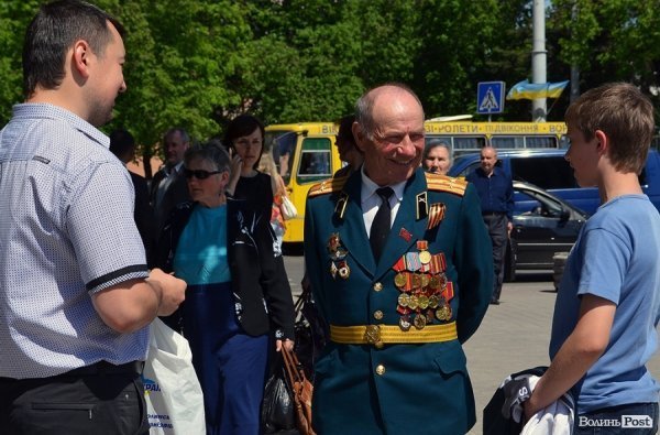 Луцьк напередодні Дня Перемоги: вишиванки і георгіївські стрічки. ФОТО