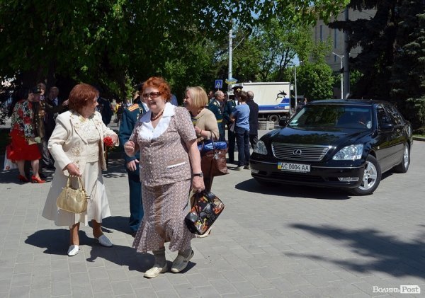 Луцьк напередодні Дня Перемоги: вишиванки і георгіївські стрічки. ФОТО