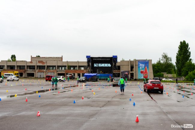 Сотні машин, несподіванки від Novellina і неймовірні емоції: автоконцерт БЕZ ОБМЕЖЕНЬ відгримів під Луцьком. ФОТОРЕПОРТАЖ