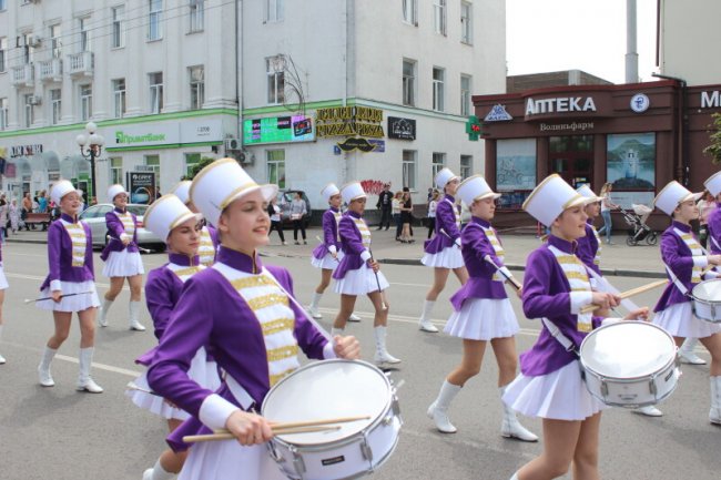 Луцьком пройшла урочиста хода школярів-гуртківців. ФОТО