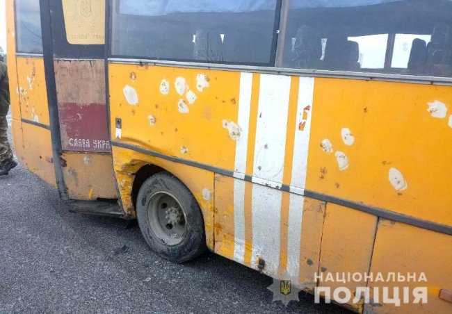 На Рівненщині військовий автобус зіткнувся з легковиком. ФОТО 