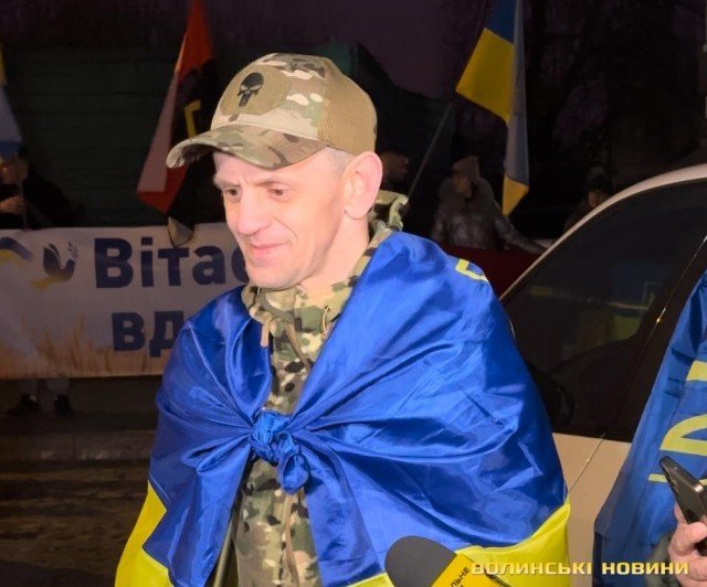 У Луцьку зустріли воїна, якого визволили з російського полону. ФОТО