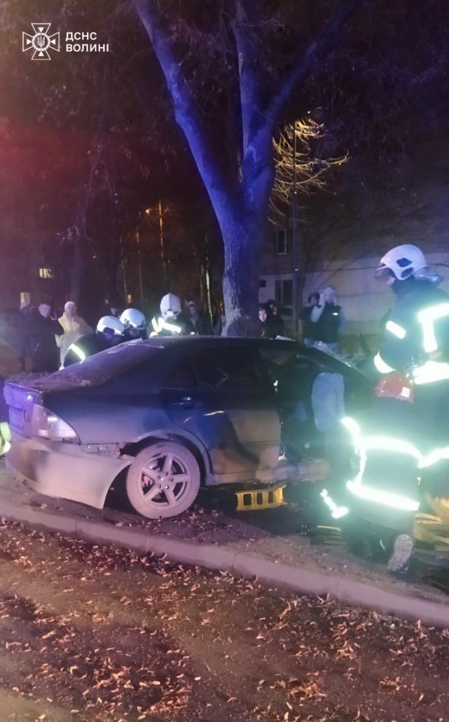 Луцькі рятувальники деблокували водія з потрощеної автівки