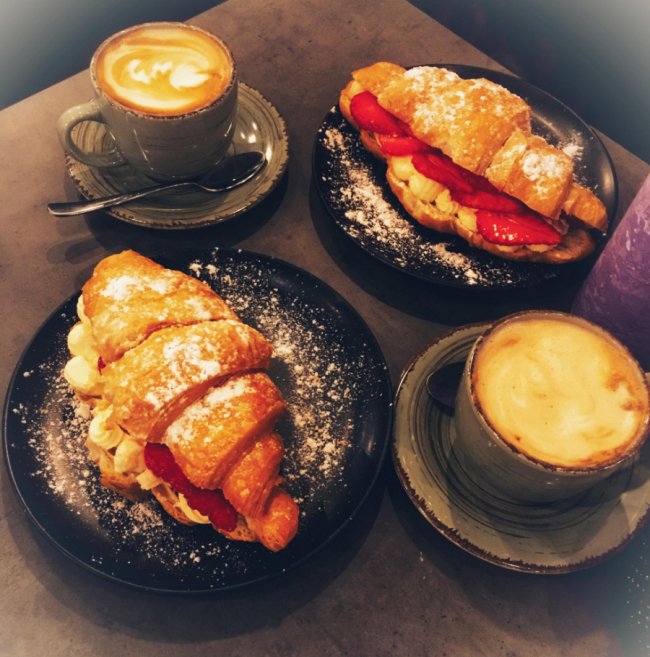 Ягідні штруделі, французькі круасани: у місті на Волині відкрили нову кав'ярню