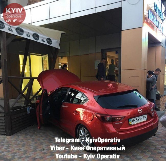 Під Києвом дівчина на Mazda влетіла у вітрину магазину. ФОТО