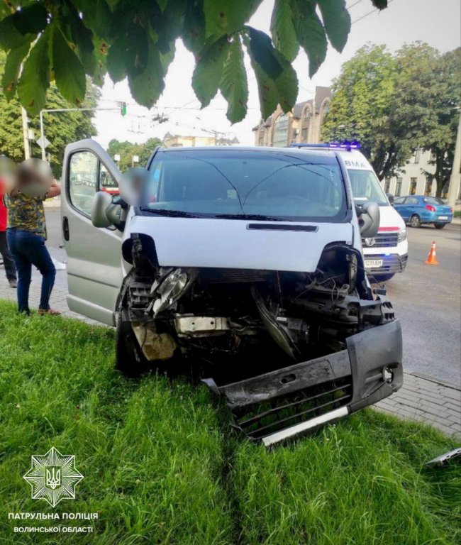Проїхав на жовтий сигнал світлофора: деталі аварії у Луцьку, де зіткнулись дві автівки