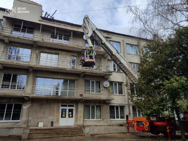 На Волині рятувальники ліквідували наслідки негоди: зірвало дах у будинку культури, школі та бібліотеці