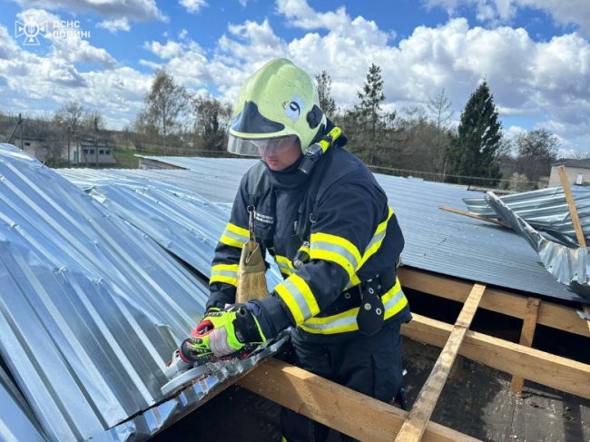 На Волині рятувальники ліквідували наслідки негоди: зірвало дах у будинку культури, школі та бібліотеці