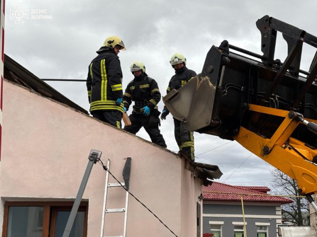 На Волині рятувальники ліквідували наслідки негоди: зірвало дах у будинку культури, школі та бібліотеці