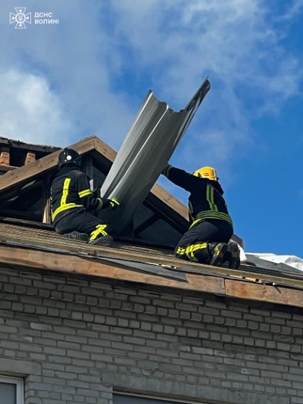 На Волині рятувальники ліквідували наслідки негоди: зірвало дах у будинку культури, школі та бібліотеці