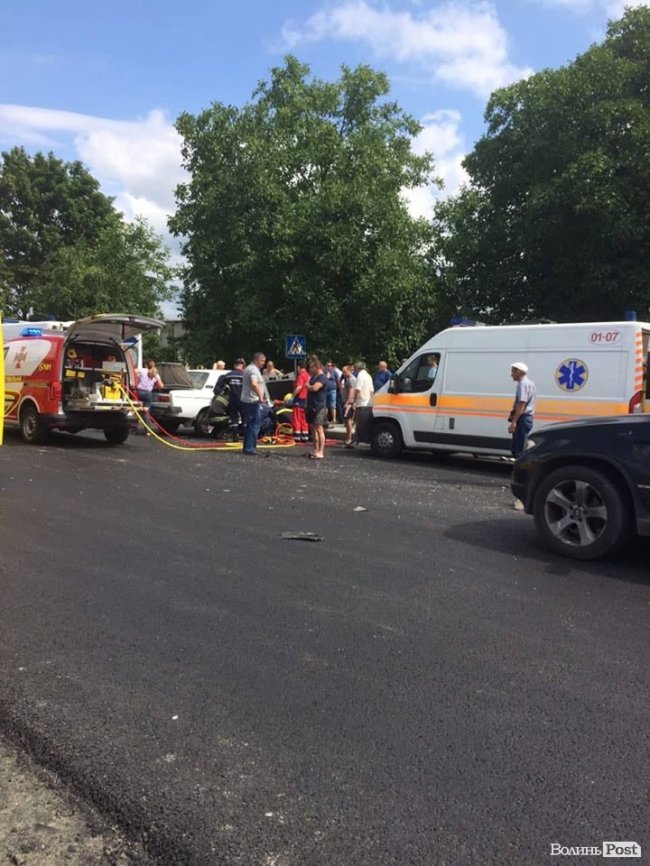 Лобове зіткнення під Луцьком: не розминулись ВАЗ і Skoda. ФОТО