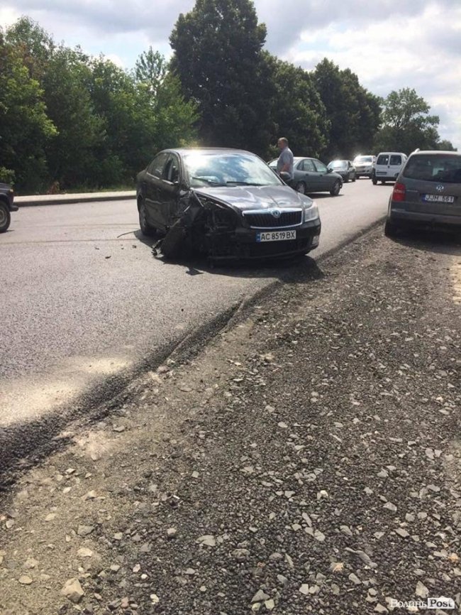 Лобове зіткнення під Луцьком: не розминулись ВАЗ і Skoda. ФОТО