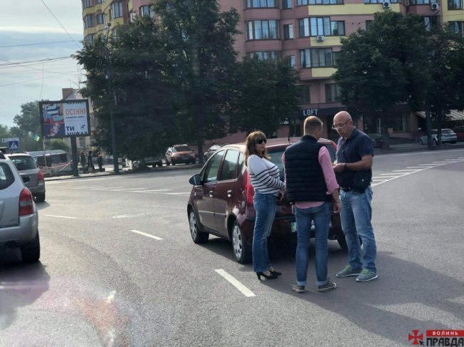 У Луцьку на кільці – аварія. ФОТО