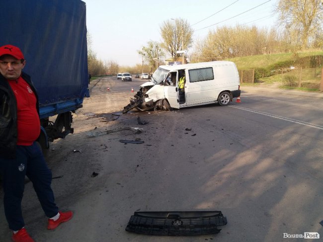 У Луцьку бус зіткнувся з КамАЗом, постраждала сім’я з дитиною. ОНОВЛЕНО