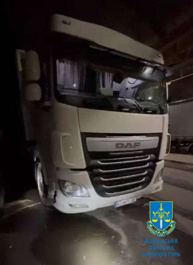 Далекобійника, який за 5 тисяч доларів намагався вивезти ухилянта за кордон, взяли під варту. ФОТО