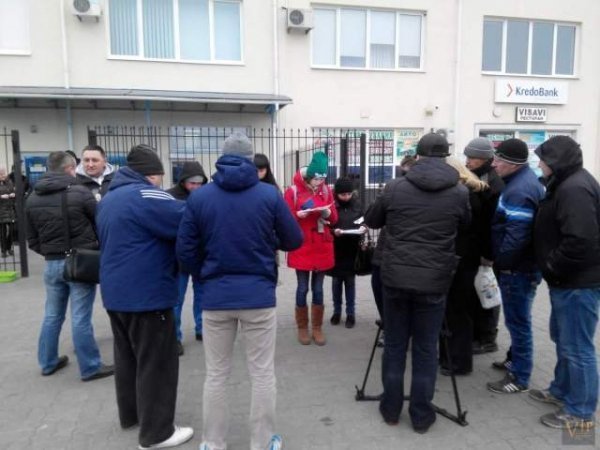 У Луцьку пікетують польське консульство. ФОТО