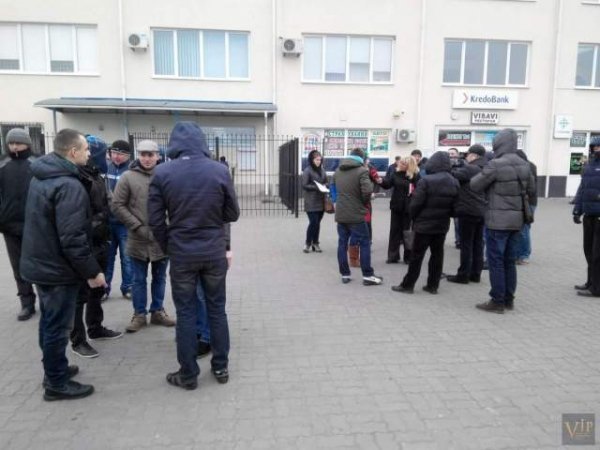 У Луцьку пікетують польське консульство. ФОТО