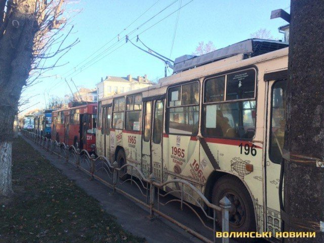 Через аварію – величезний затор: у Луцьку зіткнулися фура та легковик. ФОТО