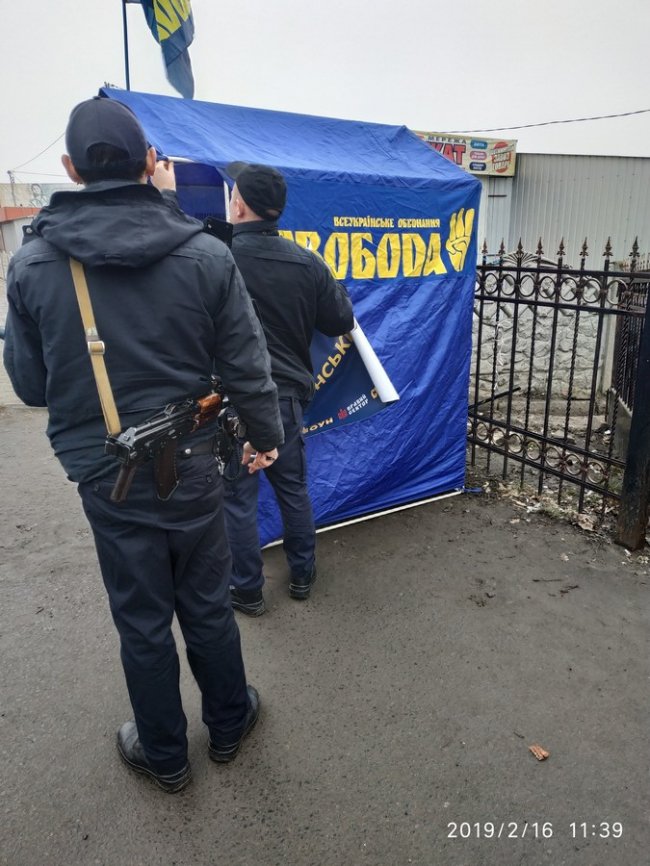 На Волині виявили агітматеріали кандидата без вихідних даних: за справу взялася поліція