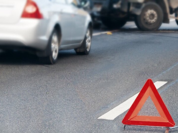 На Волині водійка на швидкості не вписалася в поворот і врізалася в автівку