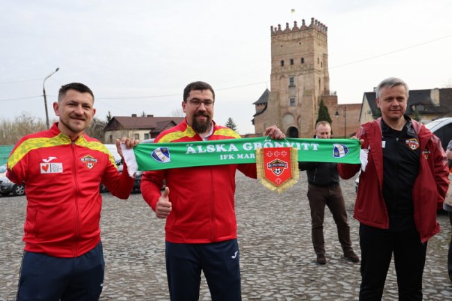 Волонтери з Фінляндії подарували луцьким ампфутболістам авто та інвентар. ФОТО