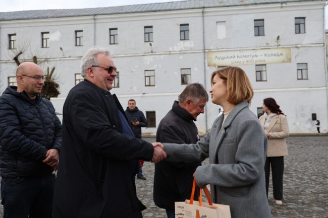 Волонтери з Фінляндії подарували луцьким ампфутболістам авто та інвентар. ФОТО