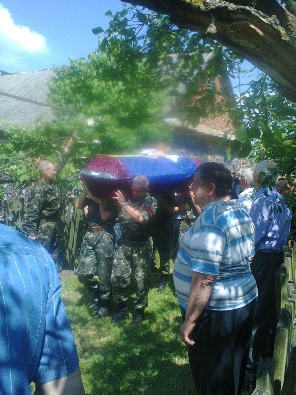 На Володимирівщині поховали двох бійців, які загинули на Сході. ФОТО