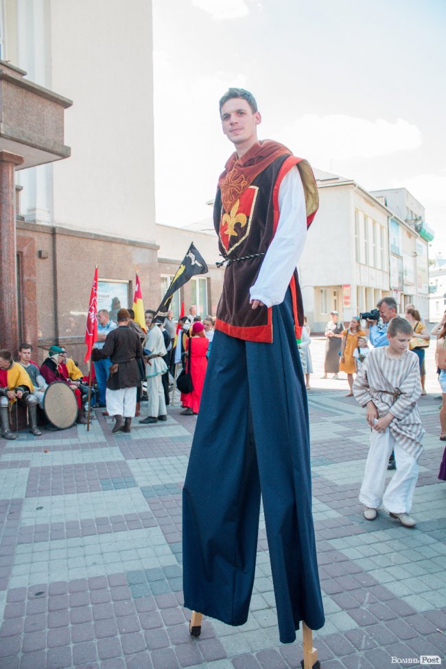 Середньовічні сукні, лицарські обладунки і давні забави: «Князівський бенкет» у Луцьку. ФОТО