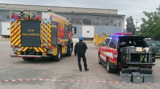 Поліція і рятувальники працюють на місці падіння уламків збитого БпЛА у Луцьку. ФОТО