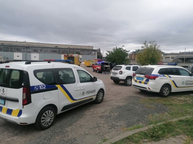 Поліція і рятувальники працюють на місці падіння уламків збитого БпЛА у Луцьку. ФОТО