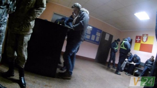 День студента в Луцьку: нетверезі хлопці розбили сіті-лайт