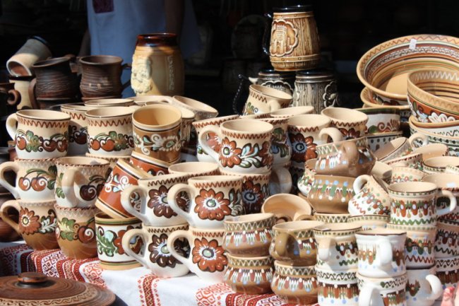 Ляльки, глечики, намиста: у центрі Луцька – колоритний ярмарок. ФОТО