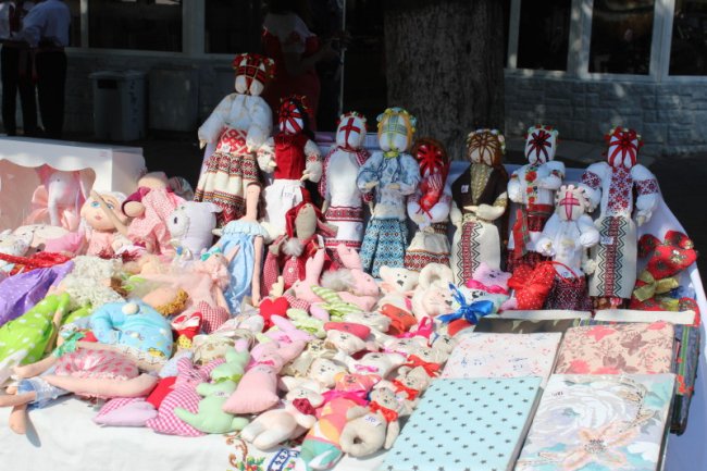 Ляльки, глечики, намиста: у центрі Луцька – колоритний ярмарок. ФОТО