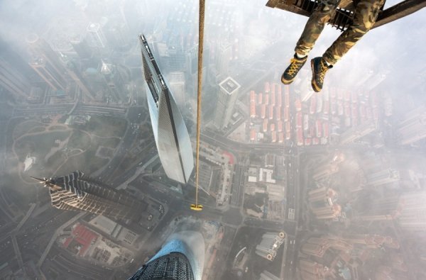 Двоє екстремалів піднялися на Шанхайську вежу без страховки. ФОТО. ВІДЕО