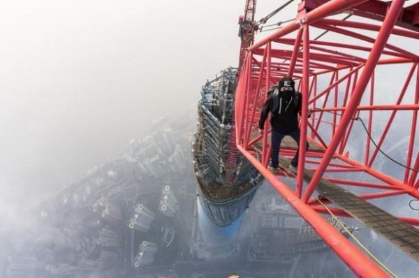 Двоє екстремалів піднялися на Шанхайську вежу без страховки. ФОТО. ВІДЕО