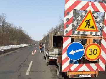 Задіяли 13 бригад: на дорогах Волині «латають» ями. ФОТО