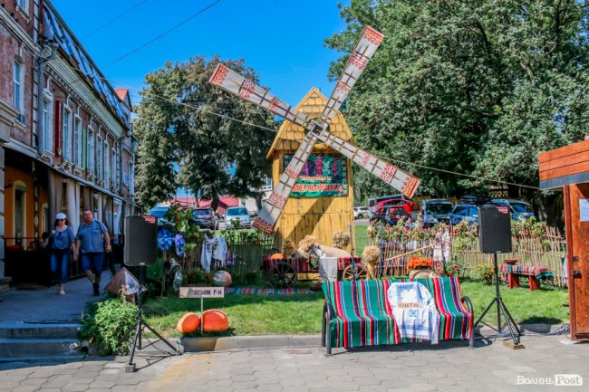 Народні розваги і море людей: в центрі Луцька «гуляє» етнофестиваль. ФОТО 