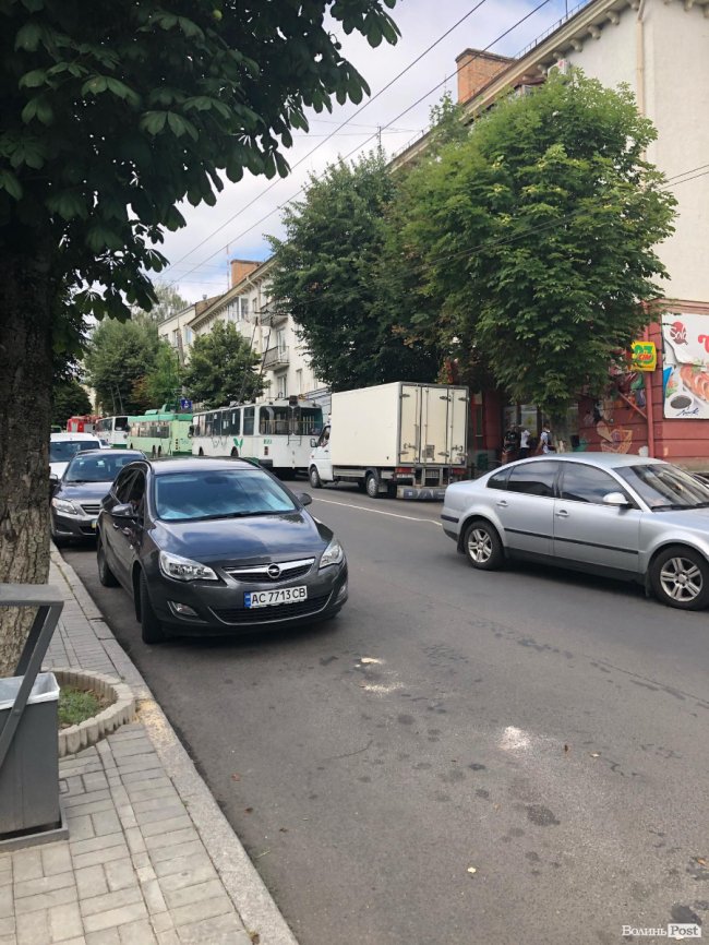 Луцьк стоїть у заторах через надзвичайну ситуацію на Театральному майдані 