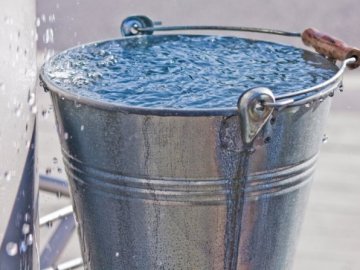 На Волині сусіди жінки, у якої палав будинок, стали в ланцюг і лили у полум'я воду відрами