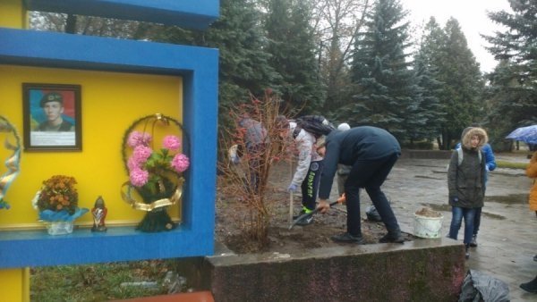 Волонтери у Любомлі біля стели  «Герої не вмирають»  висадили квіти