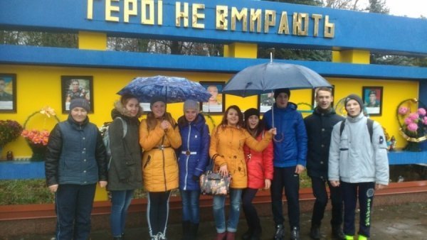 Волонтери у Любомлі біля стели  «Герої не вмирають»  висадили квіти