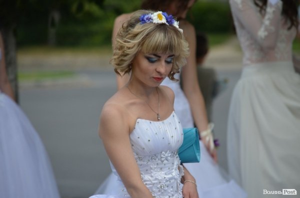 У Луцьку наречені вийшли на парад. ФОТО