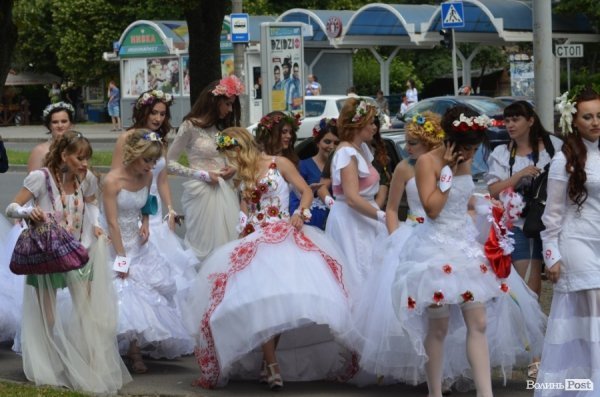 У Луцьку наречені вийшли на парад. ФОТО