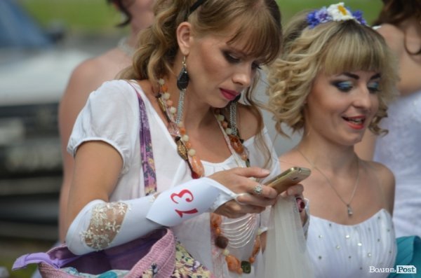 У Луцьку наречені вийшли на парад. ФОТО